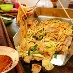 つけだれ式の佐用ホルモンうどん＝佐用町佐用