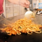 たれを絡ませて焼き上げる津山ホルモンうどん＝岡山県津山市上河原