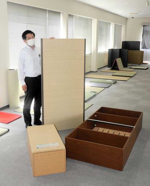 高床式ユニット畳「望」の商品見本。家庭でも小上がりを簡単に設置できる＝たつの市龍野町島田、極東産機島田工場