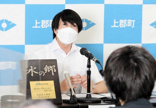 住民投票の結果を受け、会見する梅田修作町長＝上郡町役場（撮影・大山伸一郎）