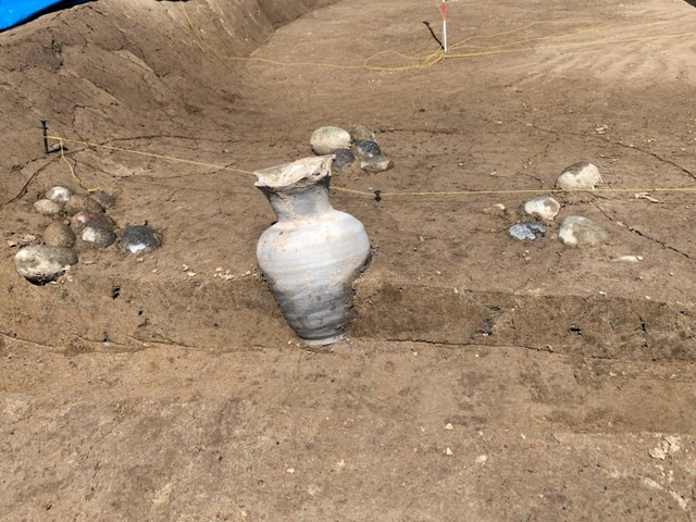 東西南北を意識したとみられる丸い石の配置。西以外の３方向から見つかった（太子町教育委員会提供）