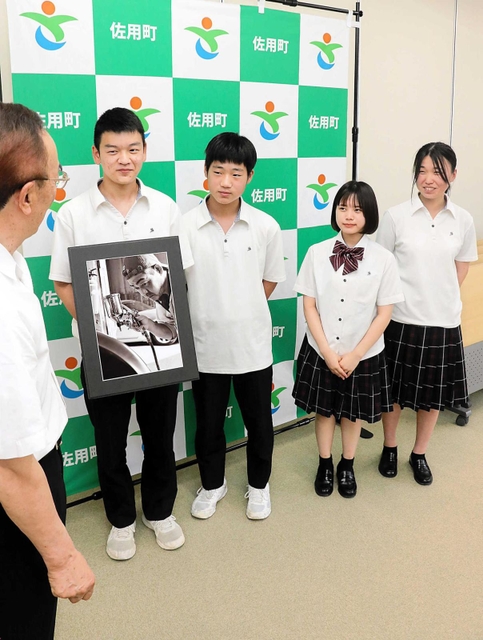 庵逧典章佐用町長から激励を受ける（右から）岡本唯さん、岡本百萌さん、大樫蒼生さん、平井勝さん＝佐用町役場
