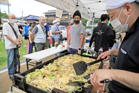 出来上がりを待つ客の前で調理される佐用ホルモンうどん＝佐用町平福