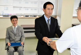のじぎく賞を受けた谷口庄三さん（中央）と坂本直斗さん（左）＝宍粟市山崎町庄能、龍野土木事務所宍粟事業所