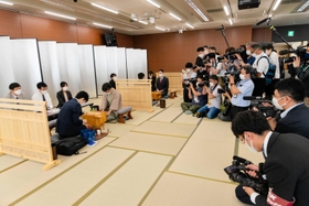 名古屋将棋対局場の開設初日。藤井聡太五冠（左手前）のほか、隣で師匠の杉本昌隆八段の対局もあった＝６月２２日、名古屋市中村区（日本将棋連盟提供）
