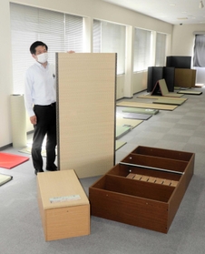 高床式ユニット畳「望」の商品見本。家庭でも小上がりを簡単に設置できる＝たつの市龍野町島田、極東産機島田工場