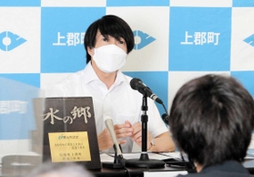 住民投票の結果を受け、会見する梅田修作町長＝上郡町役場（撮影・大山伸一郎）