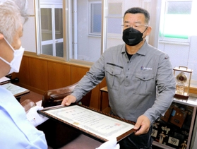 感謝状を受け取る鎌田英一郎さん＝佐用町円応寺