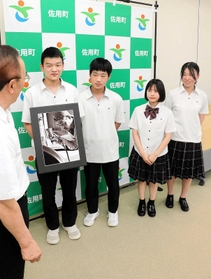 庵逧典章佐用町長から激励を受ける（右から）岡本唯さん、岡本百萌さん、大樫蒼生さん、平井勝さん＝佐用町役場