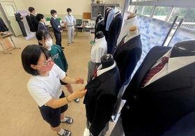 メーカー３社による制服見本の校内展示。素材の手触りなども確認して投票した＝龍野東中学校