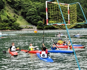 カヌーポロ競技を楽しむ参加者＝音水湖カヌー競技場