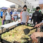 出来上がりを待つ客の前で調理される佐用ホルモンうどん＝佐用町平福