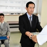 のじぎく賞を受けた谷口庄三さん（中央）と坂本直斗さん（左）＝宍粟市山崎町庄能、龍野土木事務所宍粟事業所
