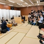 名古屋将棋対局場の開設初日。藤井聡太五冠（左手前）のほか、隣で師匠の杉本昌隆八段の対局もあった＝６月２２日、名古屋市中村区（日本将棋連盟提供）