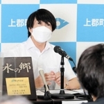 住民投票の結果を受け、会見する梅田修作町長＝上郡町役場（撮影・大山伸一郎）