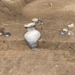 東西南北を意識したとみられる丸い石の配置。西以外の３方向から見つかった（太子町教育委員会提供）