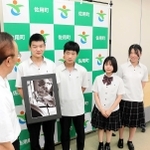 庵逧典章佐用町長から激励を受ける（右から）岡本唯さん、岡本百萌さん、大樫蒼生さん、平井勝さん＝佐用町役場