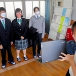 決定した制服見本を着用し、オンラインで校内に報告する茂末歌子さん（左から２人目）ら＝龍野東中学校