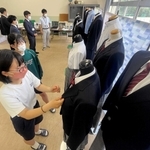 メーカー３社による制服見本の校内展示。素材の手触りなども確認して投票した＝龍野東中学校