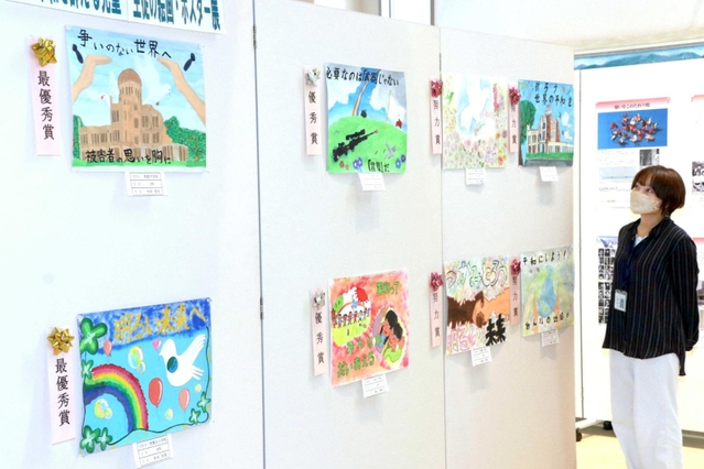 小中学生が平和を祈って描いた絵画作品が並ぶ会場＝相生市相生６