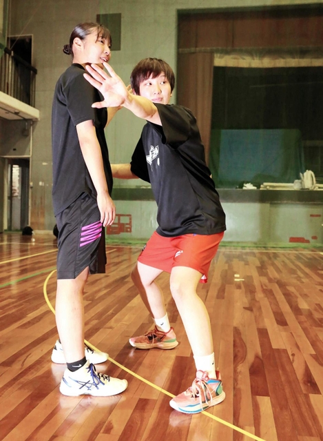 マークマン（左）にパスが通らないように場所を取り、腰を落としていつでも動けるように構える