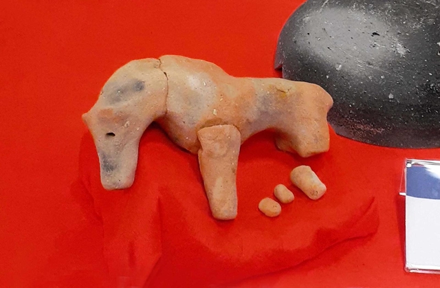 国内最古級の祭祀（さいし）道具の土馬＝有年考古館
