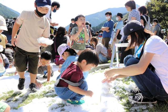 雪遊びを楽しむ子どもたち＝２０２１年１０月、ヨーデルの森
