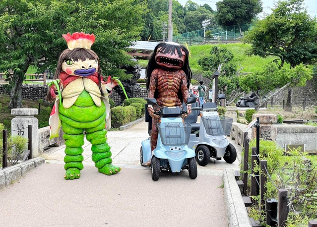 電動車いすレースのご当地キャラ部門に出場するかっぱのガジロウとサラセニアの妖怪・健美（ケミィ、左）＝福崎町提供