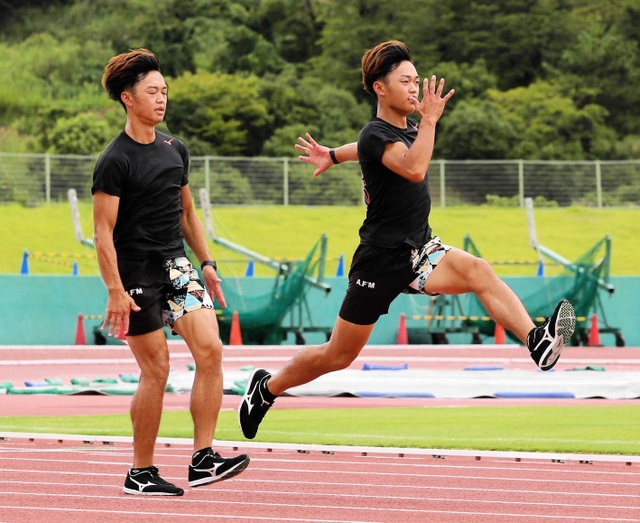 右足で着地（左）の瞬間に反発力を体で感じ取り、すぐさま腕を振って前へ駆け出す（２枚を合成）