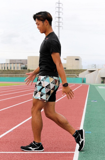 スキップの着地後、左手を後ろから前へ動かす際、左足の外側を通過する瞬間が最も力が入り「肩を入れる」タイミング