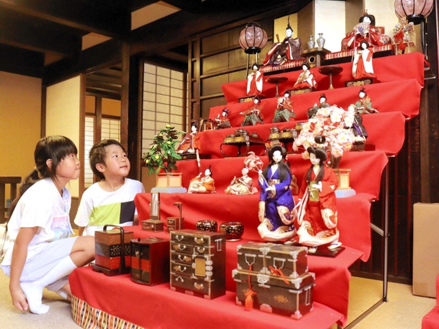 豪華な七段飾りが設置された会場＝室津海駅館