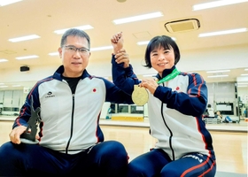 夫婦の絆で勝ち取った金メダルを持つ福島友佳子さんと和文さん＝赤穂市内