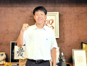 砲丸投げで集大成に臨む赤穂高の藤原颯汰さん＝赤穂市役所