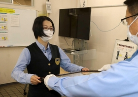 署長感謝状を受け取る中本麻利さん＝ＪＲ相生駅