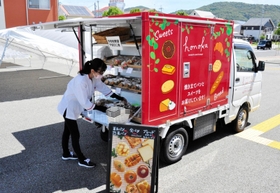焼きたてパンや洋菓子を積んだ移動販売車ほのか号＝赤穂市御崎