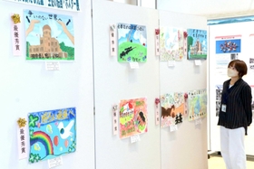 小中学生が平和を祈って描いた絵画作品が並ぶ会場＝相生市相生６