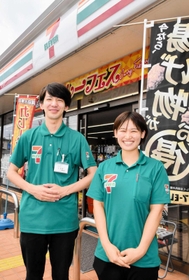 特殊詐欺の被害を防いだ八木美夕さん（右）と志水優さん＝セブン－イレブン宍粟市役所前店