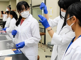 ＰＣＲ検査の仕組みを知る実験に挑戦する中学生たち＝上郡町光都３