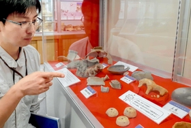 疫病よけに使われたとみられる土馬などの展示＝有年考古館