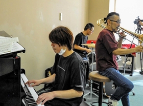 息の合った演奏を披露する（右から）日生貴之さん、井上充隆さん、岸元大周さん＝赤穂化成ハーモニーホール