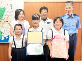 のじぎく賞を受けた可藤唯羽さん（前列中央）と心羽さん（同右）。両親と妹の前で誇らしげだった＝たつの市龍野町富永、たつの署