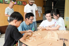 間伐材をつかってお箸作りに取り組む参加者＝佐用町平福