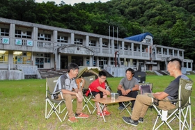 旧千種北小学校を活用した「ちくさ放課後キャンプ場」を開設した西中徳生さん（左）ら＝宍粟市千種町西河内