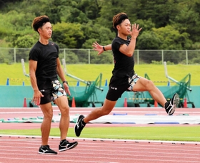 右足で着地（左）の瞬間に反発力を体で感じ取り、すぐさま腕を振って前へ駆け出す（２枚を合成）
