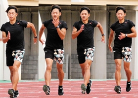 股関節の回旋運動が基本だが、腕の振りはダイナミックだ（右から連続写真）