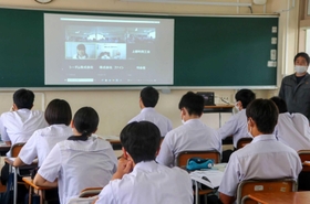リモートで企業担当者の説明を聞く生徒ら＝上郡高校