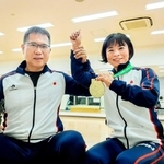 夫婦の絆で勝ち取った金メダルを持つ福島友佳子さんと和文さん＝赤穂市内