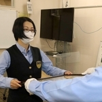 署長感謝状を受け取る中本麻利さん＝ＪＲ相生駅