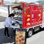 焼きたてパンや洋菓子を積んだ移動販売車ほのか号＝赤穂市御崎