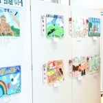 小中学生が平和を祈って描いた絵画作品が並ぶ会場＝相生市相生６